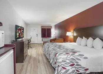 Red Roof Inn & Suites Rome hotel thumbnail 5