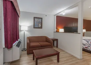 Red Roof Inn & Suites Rome hotel thumbnail 6