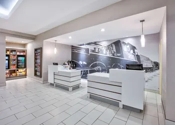 La Quinta Inn & Suites by Wyndham Palestine hotel thumbnail 3