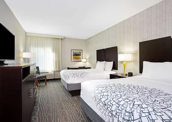 La Quinta Inn & Suites by Wyndham Palestine hotel thumbnail 4