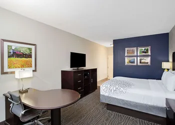 La Quinta Inn & Suites by Wyndham Palestine hotel thumbnail 5