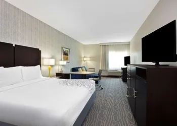 La Quinta Inn & Suites by Wyndham Palestine hotel thumbnail 6