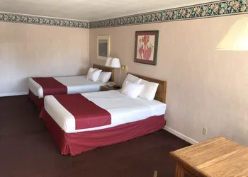 Travelodge by Wyndham Mackinaw City hotel thumbnail 2