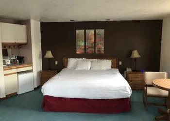 Travelodge by Wyndham Mackinaw City hotel thumbnail 5