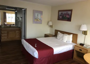 Travelodge by Wyndham Mackinaw City hotel thumbnail 6