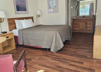 Travelodge by Wyndham Mackinaw City hotel thumbnail 8