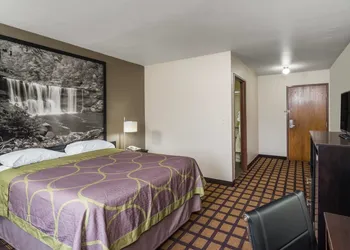 Super 8 by Wyndham Munfordville KY hotel thumbnail 6
