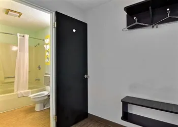 Ameri Vu Inn hotel thumbnail 8