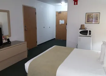 Super 8 by Wyndham Pincher Creek AB hotel thumbnail 6