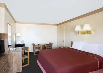 Howard Johnson by Wyndham Brigham City hotel thumbnail 7
