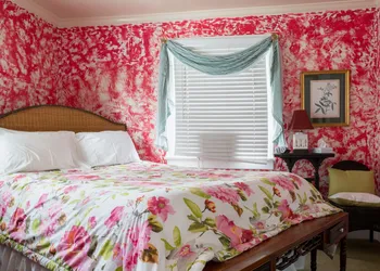 Secret Garden Inn and Cottages hotel thumbnail 2
