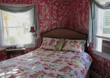 Secret Garden Inn and Cottages hotel thumbnail 7