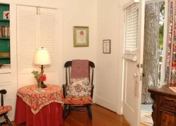 Secret Garden Inn and Cottages hotel thumbnail 8