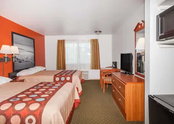 Super 8 by Wyndham Cloverdale Wine Country hotel thumbnail 2