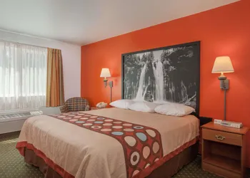 Super 8 by Wyndham Cloverdale Wine Country hotel thumbnail 3