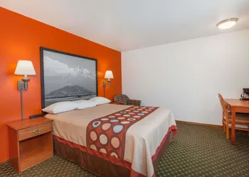Super 8 by Wyndham Cloverdale Wine Country hotel thumbnail 4