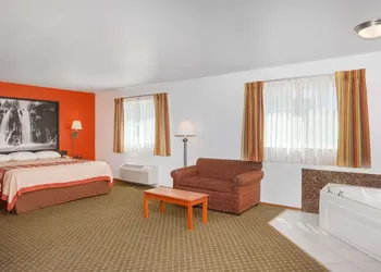 Super 8 by Wyndham Cloverdale Wine Country hotel thumbnail 6