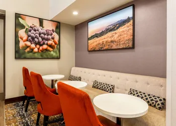 Hampton Inn & Suites Windsor - Sonoma Wine Country hotel thumbnail 5