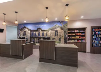 La Quinta Inn & Suites by Wyndham Fredericksburg hotel thumbnail 2