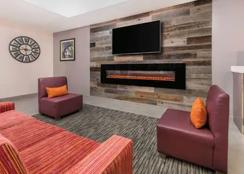 La Quinta Inn & Suites by Wyndham Fredericksburg hotel thumbnail 4