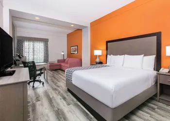 La Quinta Inn & Suites by Wyndham Fredericksburg hotel thumbnail 5