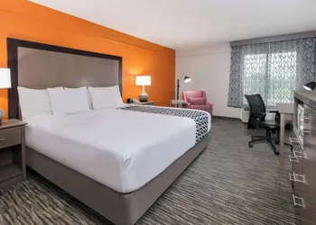 La Quinta Inn & Suites by Wyndham Fredericksburg hotel thumbnail 6