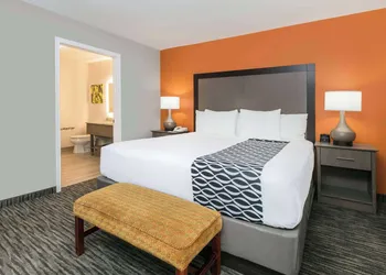 La Quinta Inn & Suites by Wyndham Fredericksburg hotel thumbnail 7