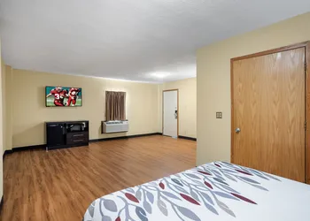 Red Roof Inn Des Moines hotel thumbnail 8