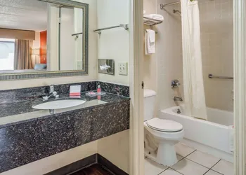 Econo Lodge Inn & Suites Griffin North hotel thumbnail 3