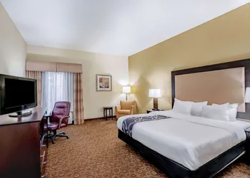 La Quinta Inn & Suites by Wyndham Vicksburg hotel thumbnail 6