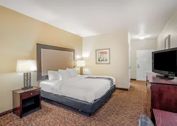 La Quinta Inn & Suites by Wyndham Vicksburg hotel thumbnail 7