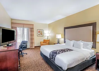 La Quinta Inn & Suites by Wyndham Vicksburg hotel thumbnail 8