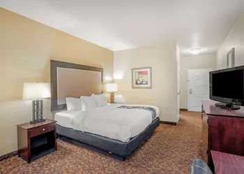 La Quinta Inn & Suites by Wyndham Vicksburg hotel thumbnail 7