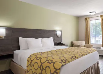 Baymont by Wyndham Kingsland hotel thumbnail 6