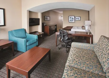 La Quinta Inn & Suites by Wyndham Bellingham hotel thumbnail 5