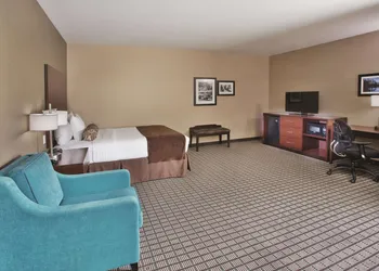 La Quinta Inn & Suites by Wyndham Bellingham hotel thumbnail 8