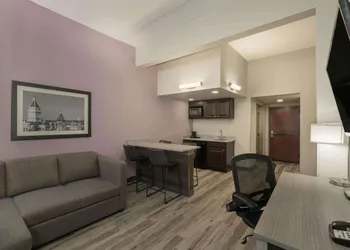 La Quinta Inn & Suites by Wyndham Clarksville hotel thumbnail 3