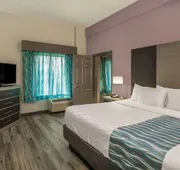 La Quinta Inn & Suites by Wyndham Clarksville hotel detail image 4