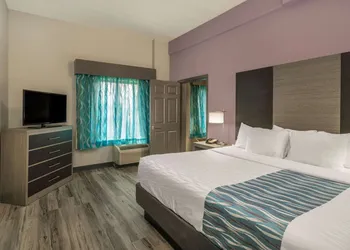 La Quinta Inn & Suites by Wyndham Clarksville hotel thumbnail 4