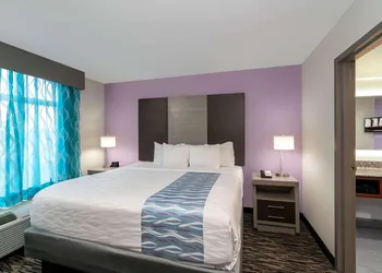 La Quinta Inn & Suites by Wyndham Clarksville hotel thumbnail 5