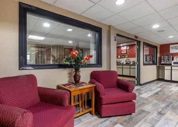 Econo Lodge Milwaukee Airport hotel thumbnail 3