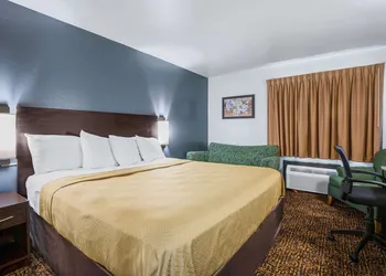 Econo Lodge Milwaukee Airport hotel thumbnail 8