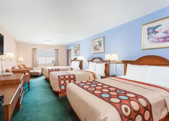Super 8 by Wyndham Greensboro hotel thumbnail 5