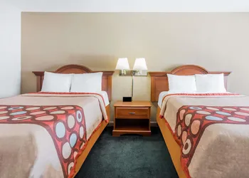 Super 8 by Wyndham Greensboro hotel thumbnail 6