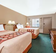 Super 8 by Wyndham Greensboro hotel detail image 7