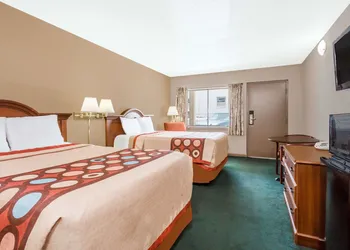 Super 8 by Wyndham Greensboro hotel thumbnail 7