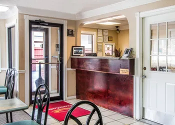 Econo Lodge Richmond Hill hotel thumbnail 3