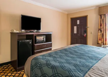 Econo Lodge Richmond Hill hotel thumbnail 7