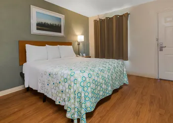 HomeTowne Studios by Red Roof Orlando - UCF Area hotel thumbnail 3
