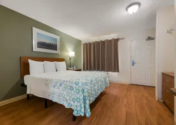 HomeTowne Studios by Red Roof Orlando - UCF Area hotel thumbnail 4